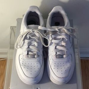 Boys Girls Air Force 1 LE White Size 5 Y Low Top Sneakers Tennis Shoes